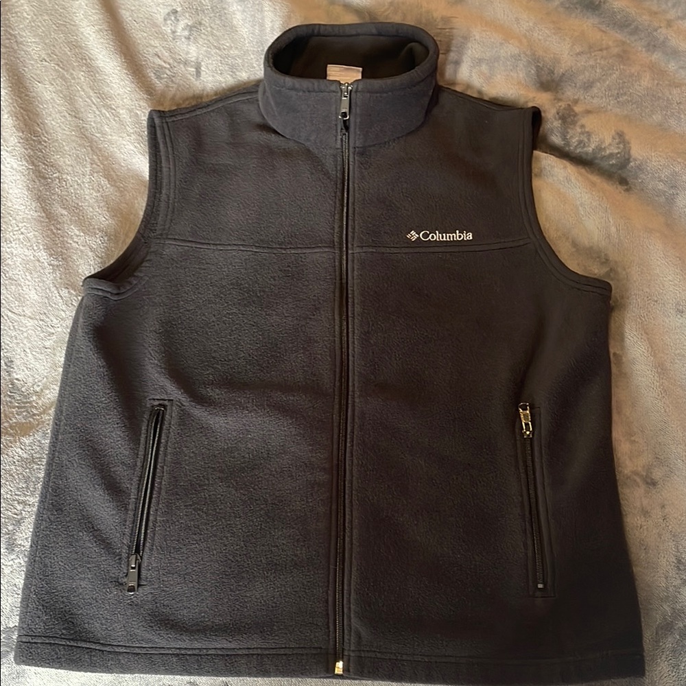 Columbia men’s Black Fleece Vest size large zip up 100% polyester EUC